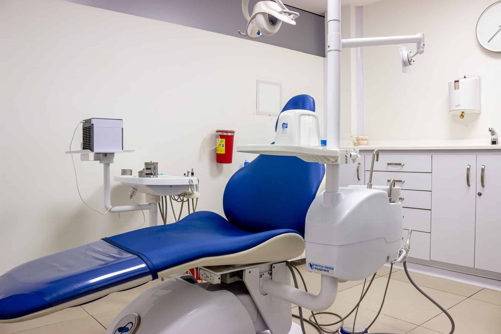 Paciente recibiendo atención de urgencia odontológica 24 horas en la Clínica Protección Oral para aliviar dolor dental e infecciones.