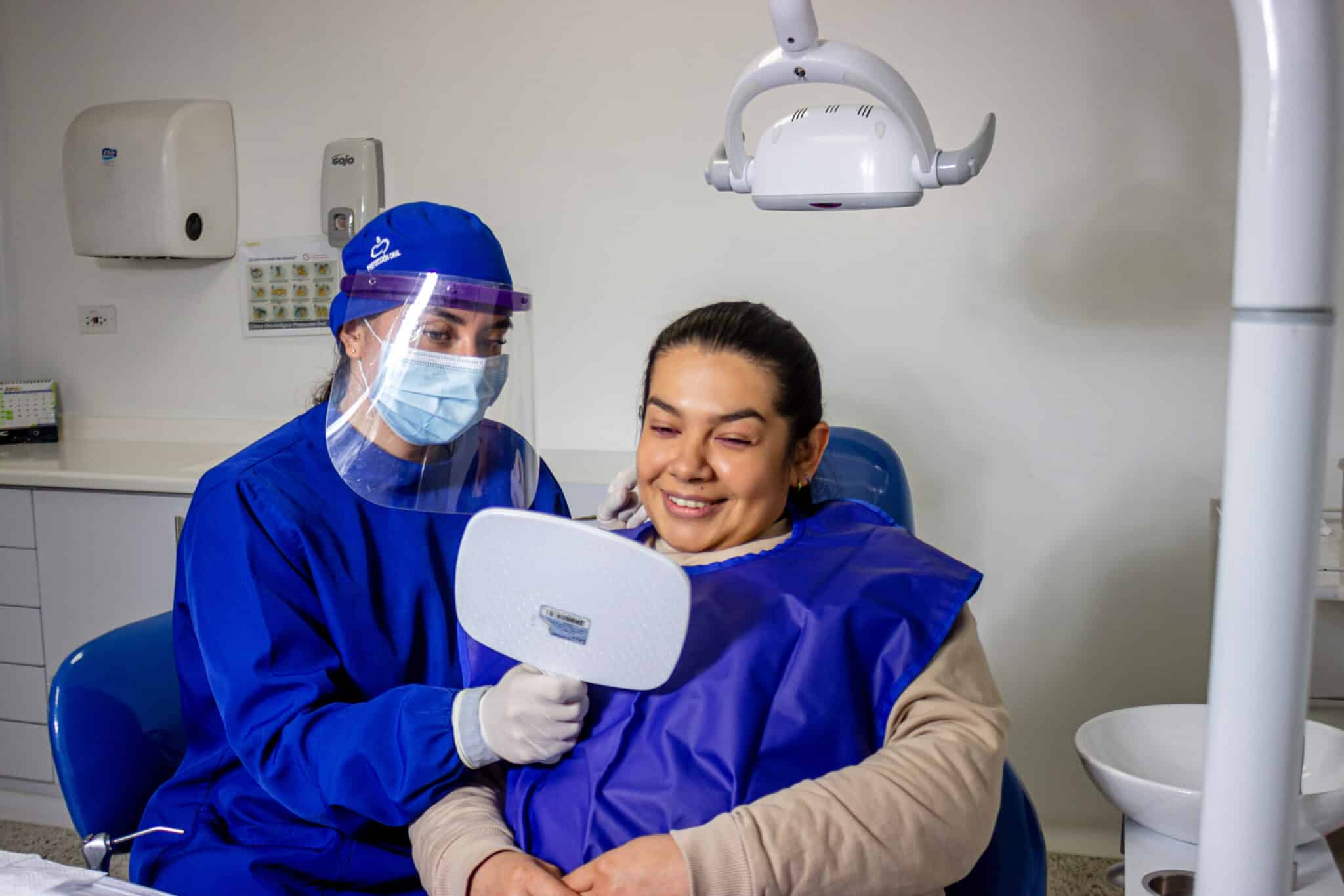 Urgencia odontológica particular: Paciente recibiendo atención de urgencias odontológicas para particulares en la Clínica Protección Oral para aliviar dolor dental e infecciones.