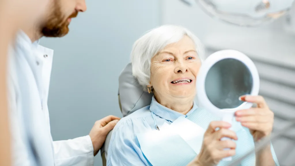 Paciente recibiendo Implantes Dentales en la Clínica Protección Oral, con enfoque en precisión y durabilidad.