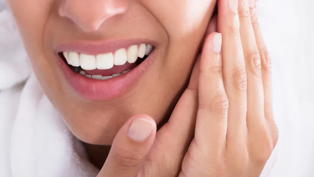 Mujer con dolor de muela buscando atención de urgencias odontológicas en Bogotá en Clínica Protección Oral para aliviar el malestar