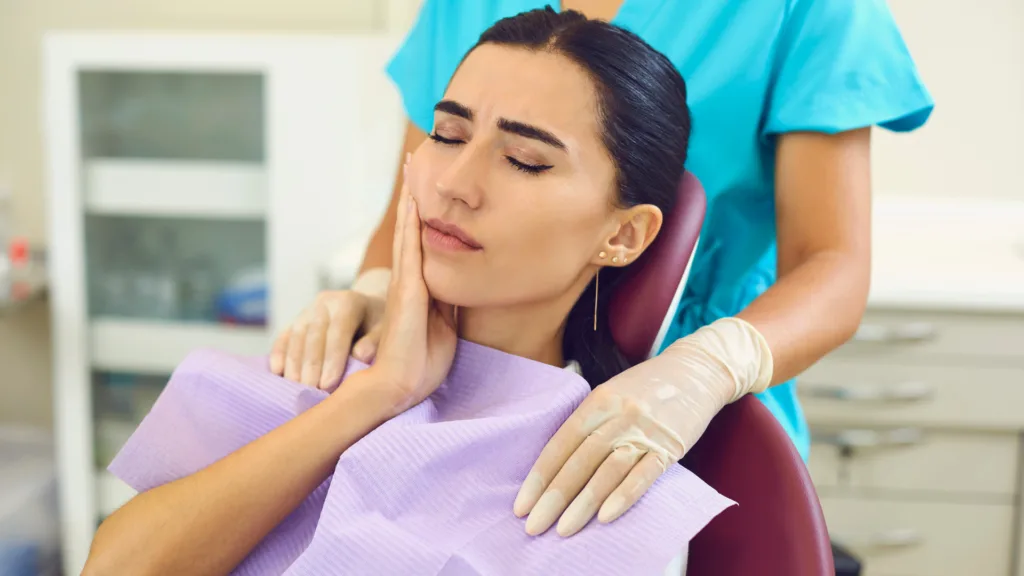 Paciente recibiendo atención de urgencias odontológicas para particulares en la Clínica Protección Oral para aliviar dolor dental e infecciones.