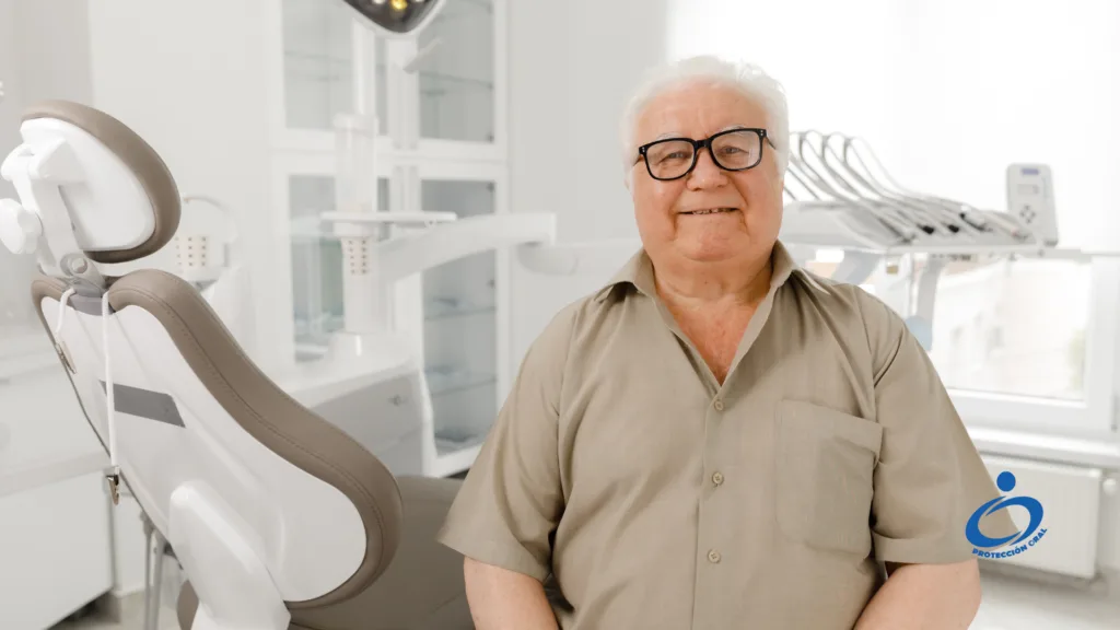 Paciente feliz mostrando su sonrisa después de recibir implantes dentales en Bogotá.